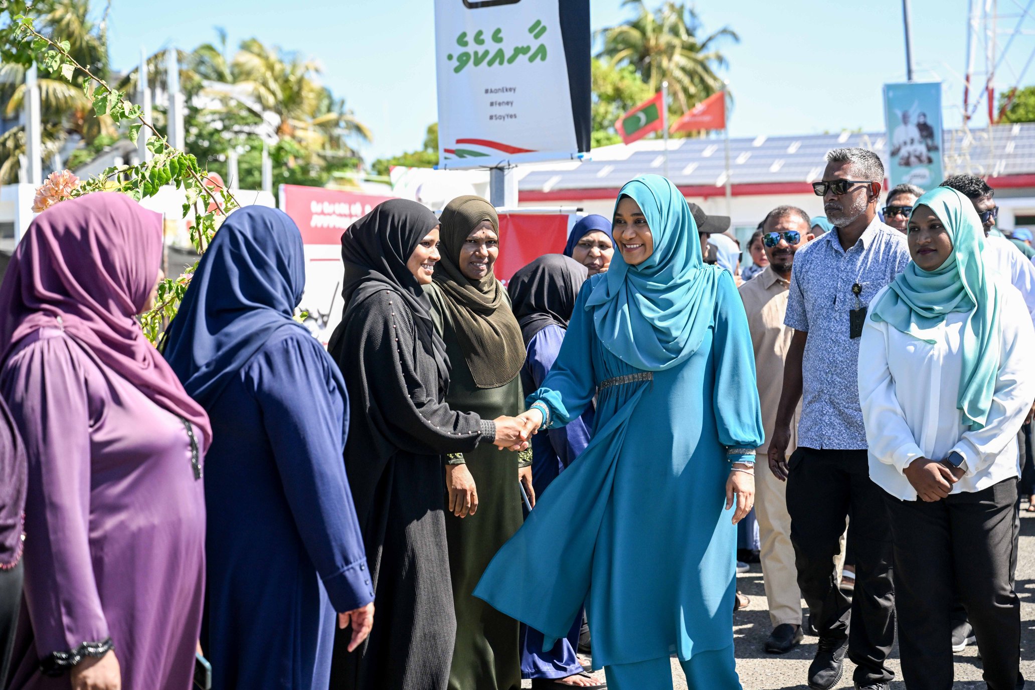 Huge Crowd Welcomes First Lady in Thinadhoo